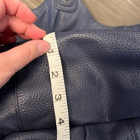 CUORE & PELLE 100% BLUE PEBBLED LEATHER HANDBAG WITH GOLD HARDWARE - Picture 8 of 16